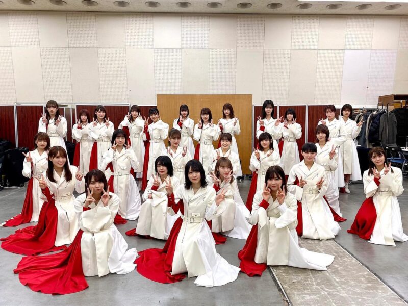 紅白衣装の櫻坂46